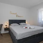 Vila Alison Deluxe With Private And Heated Swimming Pool