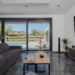 Alison Deluxe With Private And Heated Swimming Pool