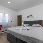 Vila Alison Deluxe With Private And Heated Swimming Pool *