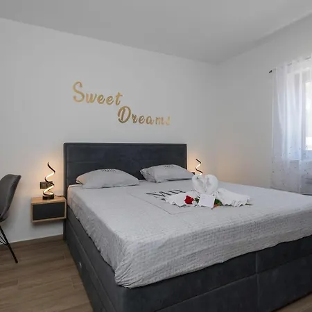 Villa Alison Deluxe With Private And Heated Swimming Pool