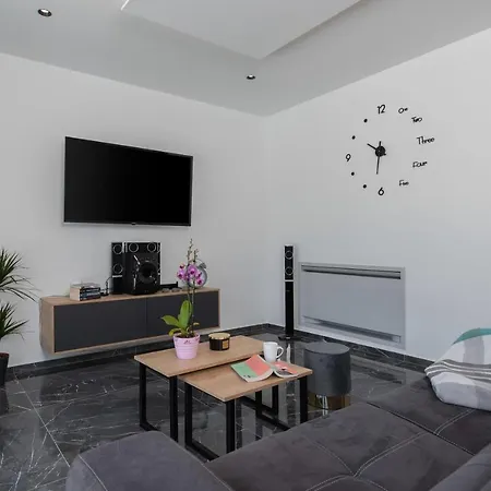 Βίλα Alison Deluxe With Private And Heated Swimming Pool
