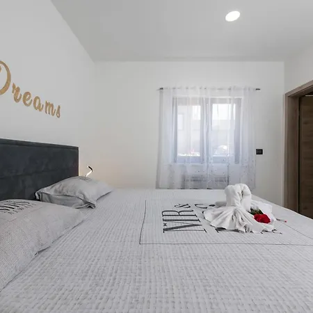Βίλα Alison Deluxe With Private And Heated Swimming Pool Nedeščina