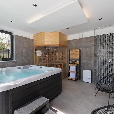 Alison Deluxe With Private And Heated Swimming Pool ヴィラ